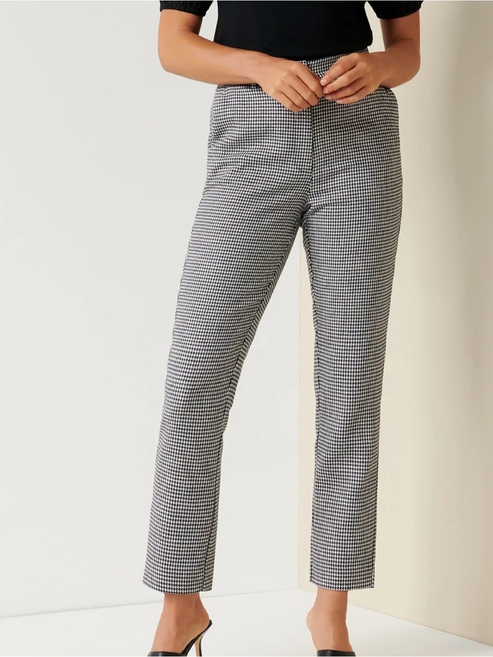 Women’s size 10 Houndstooth Straight Leg ankle Pants - Black & White